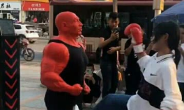 小姐姐揍醉汉,小姐姐果断出手，正义瞬间彰显